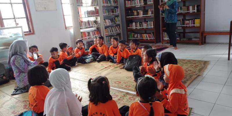 menyanyi bersama